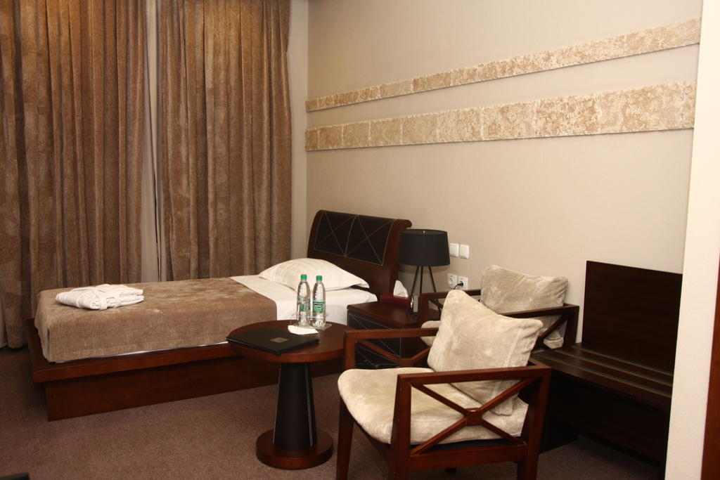 Grand M Hotel نافوي الغرفة الصورة